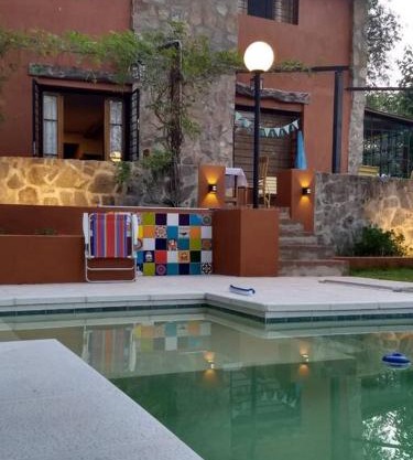 Casa con pileta y quincho en sierras chicas