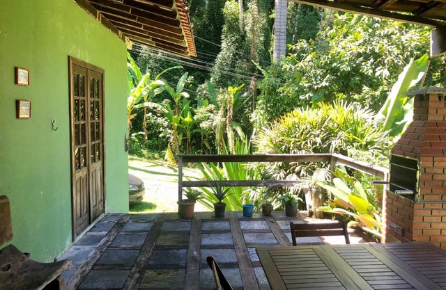 Casa da mata com piscina natural em condomínio