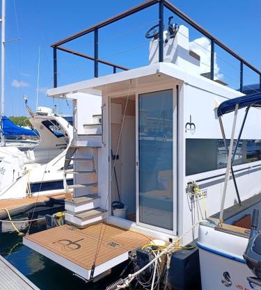 Casa Flotante en el Puerto de Vigo - Different Charter