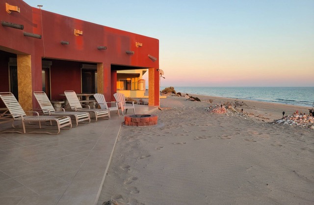 Casa Roja, Beaches! Oceanfront Private House