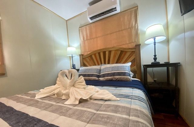 Cashew Tree Cabana-Small Cosy, Close to the Beach.