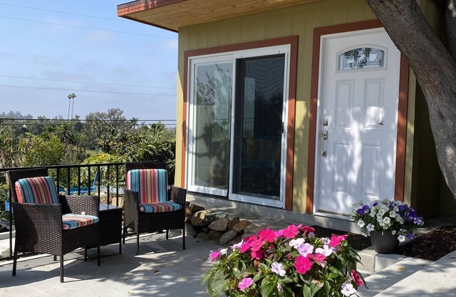 Casita w/Mountain Views, kitchenette, bathroom,queen bed, 20 min to the beach