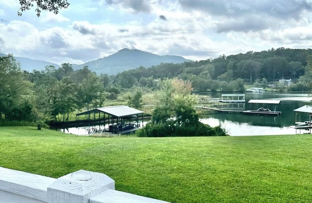 Catch N Relax by Chatuge Home Concierge Hot tub, fire pit, private dock with boat slip