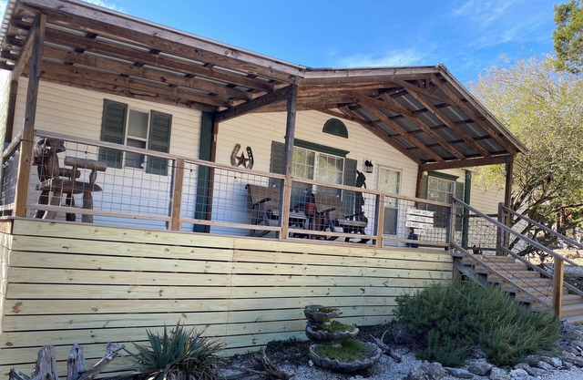 Cedar Hill Cottage-Peaceful Get Away in the Hill Country w/Hot Tub on 3.5 acres