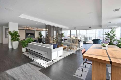Central 1BR Apartment Assembly Square Pool Gym Parking Sleep 5