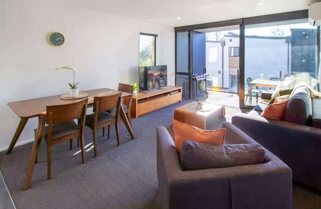 Central 1BR with Car Park Lift Access and Extra Bed