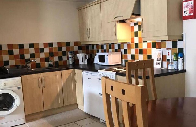 Central 2 Bed Apartment Above Great Derry Pub