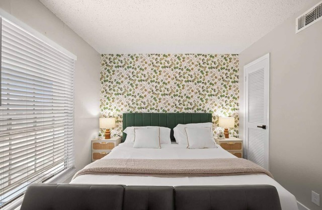 Central and Cozy condo close to Downtown and University