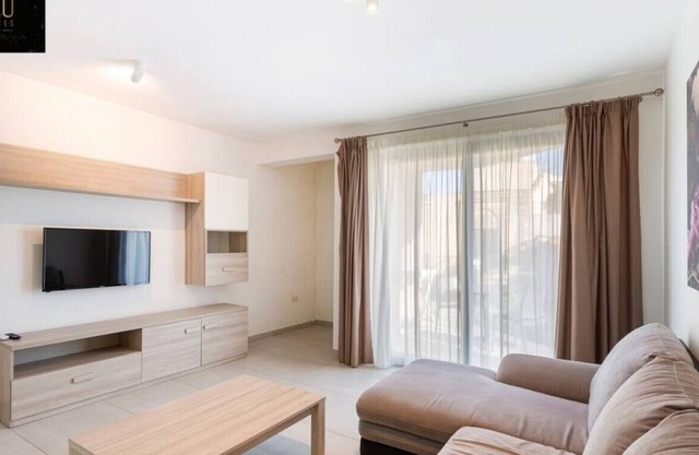 Central modern Suite perfect for long/short + AC