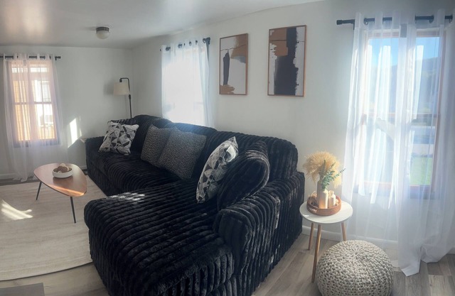Central Upstairs 1-bedroom apartment in Corning - Perfect Finger Lakes Getaway