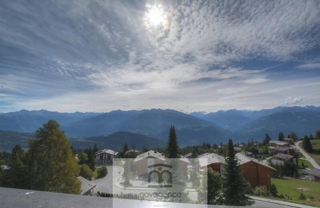 Centrally located flat (max. 5 persons), shops nearby, easy access to the front of the building. Ent