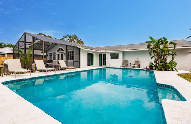 Centrally Located/Sleeps 10/Heated Pool