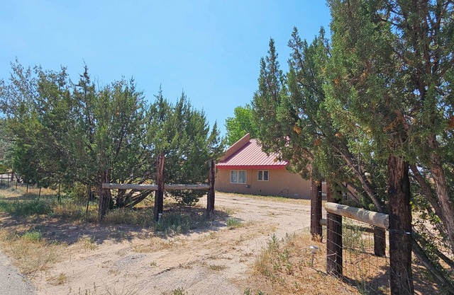 Centrally-located, sweeping mountain views!