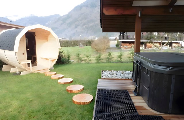 Chalet "Family with Hot Tub" with Mountain View, Private Terrace and Wi-Fi