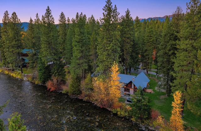 Chalet Ferneau - Riverfront, Sauna, Hot Tub, Ski, Golf, Hike