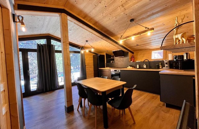 Chalet l'Epicéa rénové en forêt, T3 avec terrasse & jardin à 5 min à pied des pistes P2000