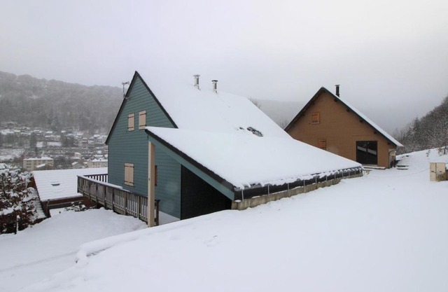 Chalet spacieux avec terrasse et poêle à bois près du centre - FR-1-608-65