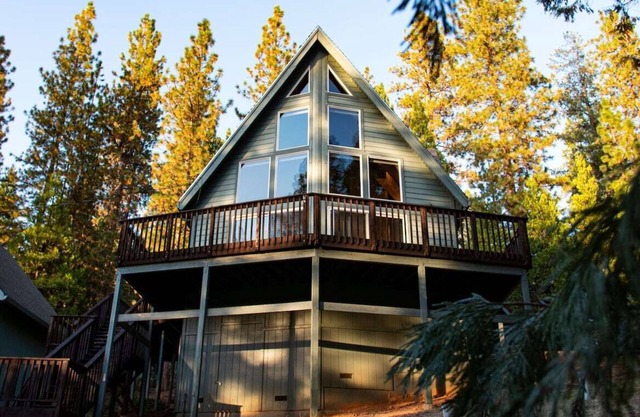 Chalet w/Hot Tub + Bar + Bocce
