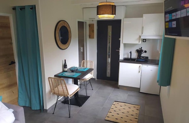 Chambre avec cuisine, entrée et terrasse privée !
