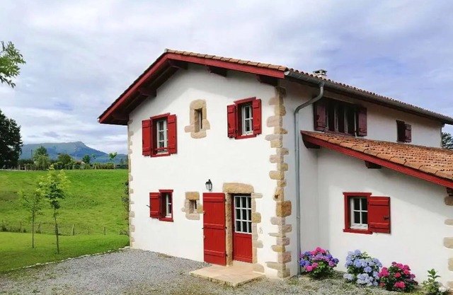 Character property with 2 houses, swimming pool, Rhune view 5min from Saint Jean de Luz