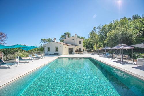 Charmante villa avec grande piscine au calme