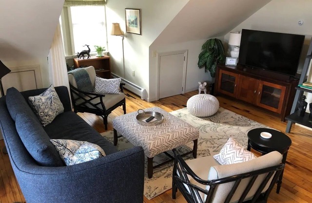 Charming 1 bedroom apartment in welcoming & walkable historic Waterbury Village