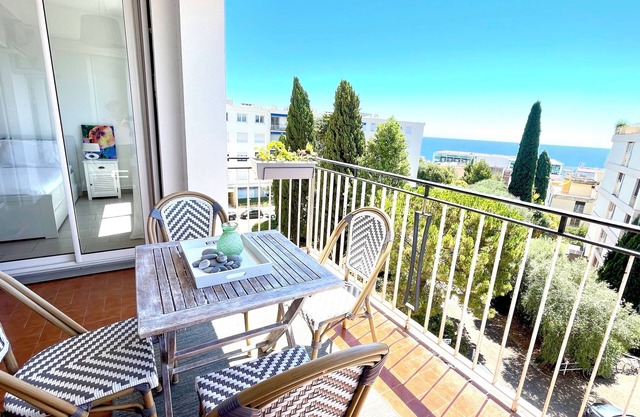 Charming 1-bedroom flat WATER VIEW in lovely Nice, France. 5n from the BEACH.