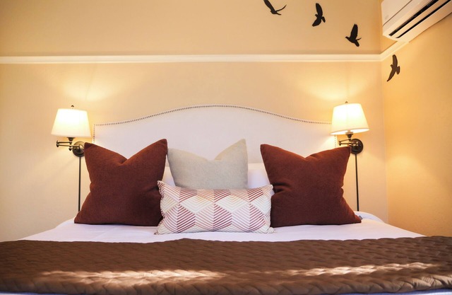 Charming 1 BR Orliena Suite in historic downtown Ashland, OR. Walk to the Oregon Shakespeare Festival, shops, and dining. Features a kitchenette, plush queen bed, and shared hot tub access. Dog friendly!