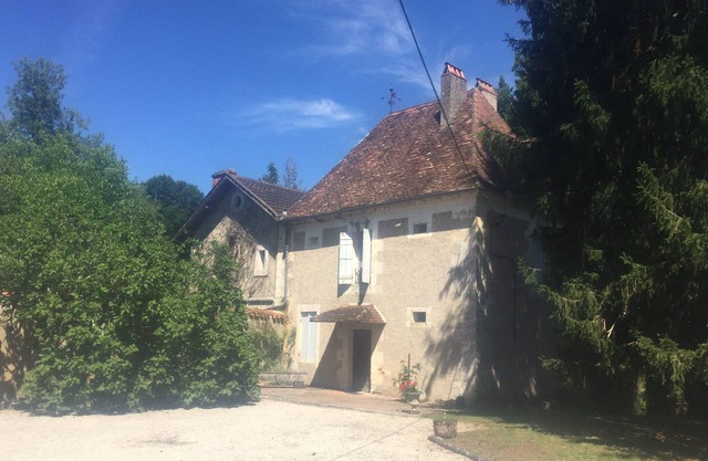 Charming 16th century Perigord house, swimming pool and park.