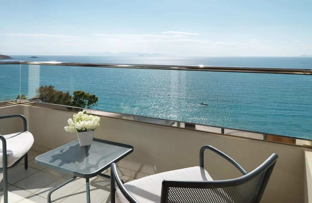Charming 1BR Suite with Ocean Front Views