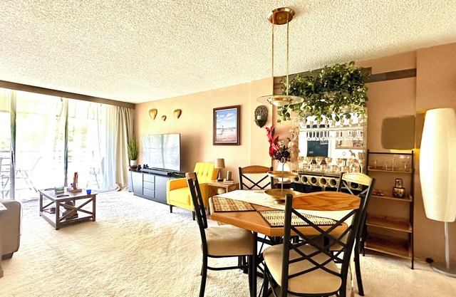 Charming 2-bedroom apartment in peaceful Lauderdale Lakes with WiFi, AC