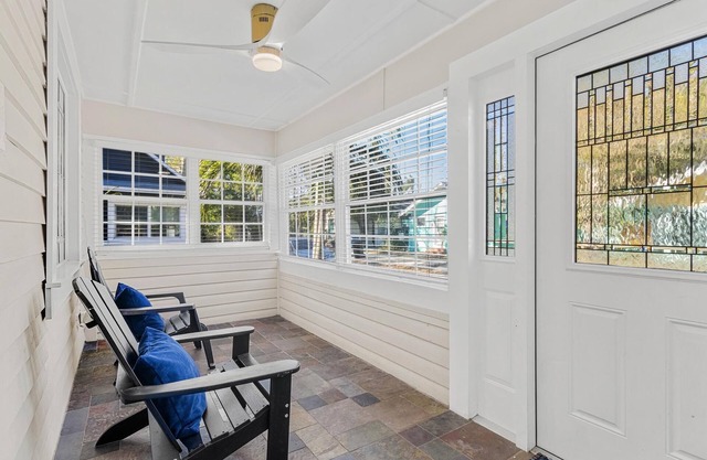 Charming 2BR bungalow by Crescent Lake, close to beaches, eats & Dtown St. Pete!