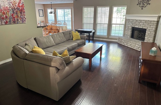 Charming 3-Bedroom Family Home in South College Station – WiFi, DirecTV & More!