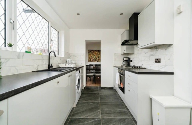 Charming 3BR House With Free Parking and Garden