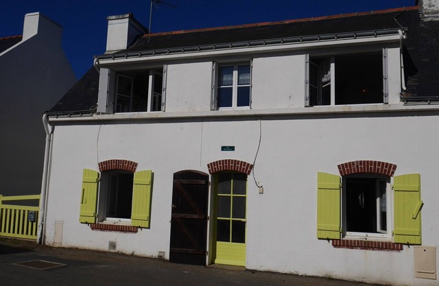 "Charming Central Sauzon Home with Garden, Walk to Port, 3BR, 6 Guests - No Pets"