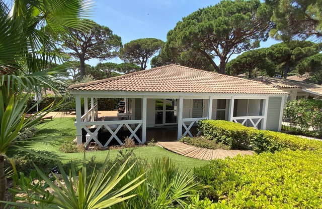 Charming chalet - Vacation village with swimming pool - 10 min from Saint-Tropez