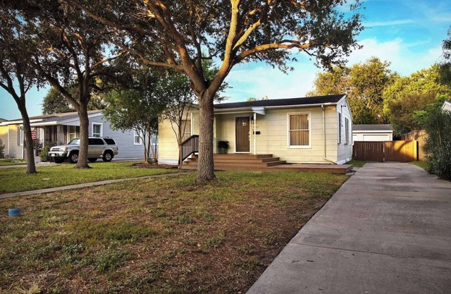 Charming coastal cottage w/vintage style & modern comfort | 2BR/2BA