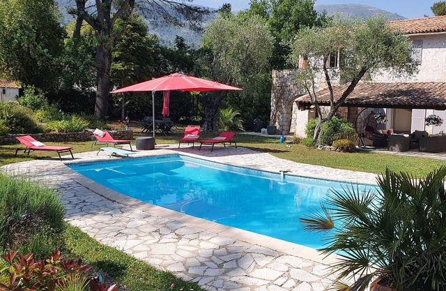 Charming house, close to the forest, quiet with swimming pool