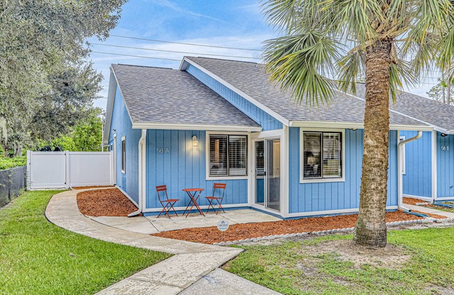 Charming home near beach & golf with central AC & patio - dog-friendly