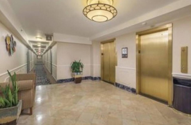 Charming hotel suite with fitness room, WiFi in lovely New Orleans