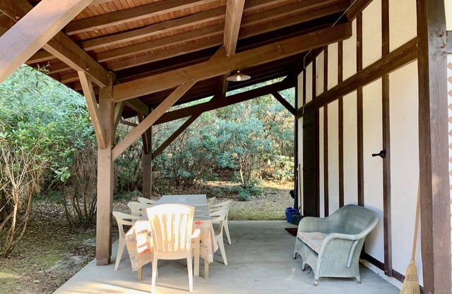 Charming house on a large garden, close to the Piraillan market.