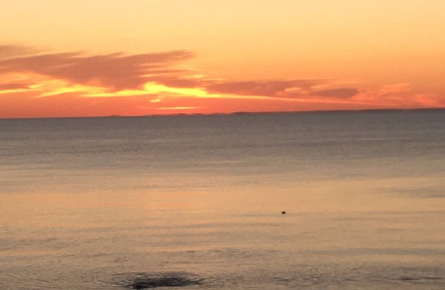 Charming, North Fork Cottage in a private Beach community.