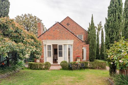 Charming Red Brick Estate in Kew 5BR & Playhouse