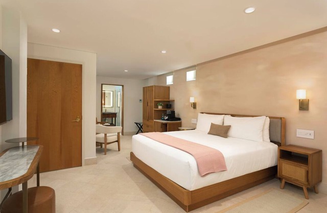 Charming Room w/Rooftop Pool Access—Perfect for Adult-Only Tranquility