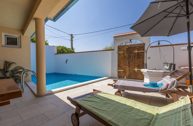 Charming villa with heated private pool, BBQ, playground, washing machine