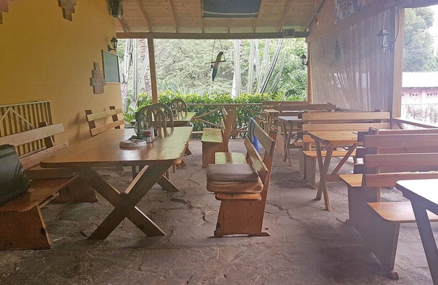Cheap guest-friendly room in quiet countryside hotel-restaurant