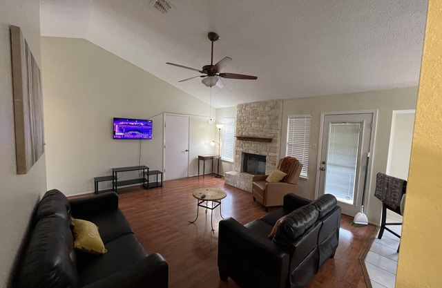 Cheerful 3 Bedroom Home w/Parking in Central South Austin Pet Stays for Free !