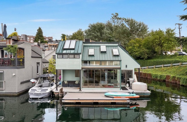 Cheerful floating home with hot tub