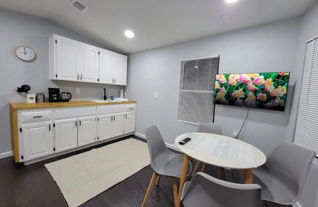 Cheerful Tiny House, 35 min to Key West, comes with free pool and parking