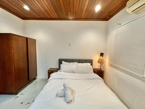 Chic Designer Bedroom in Shared Bungalow near LRT SS1 PJ